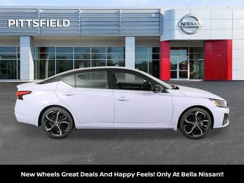 New 2026 Nissan Altima 2.5 SR w/ SR Premium Package FWD image 2