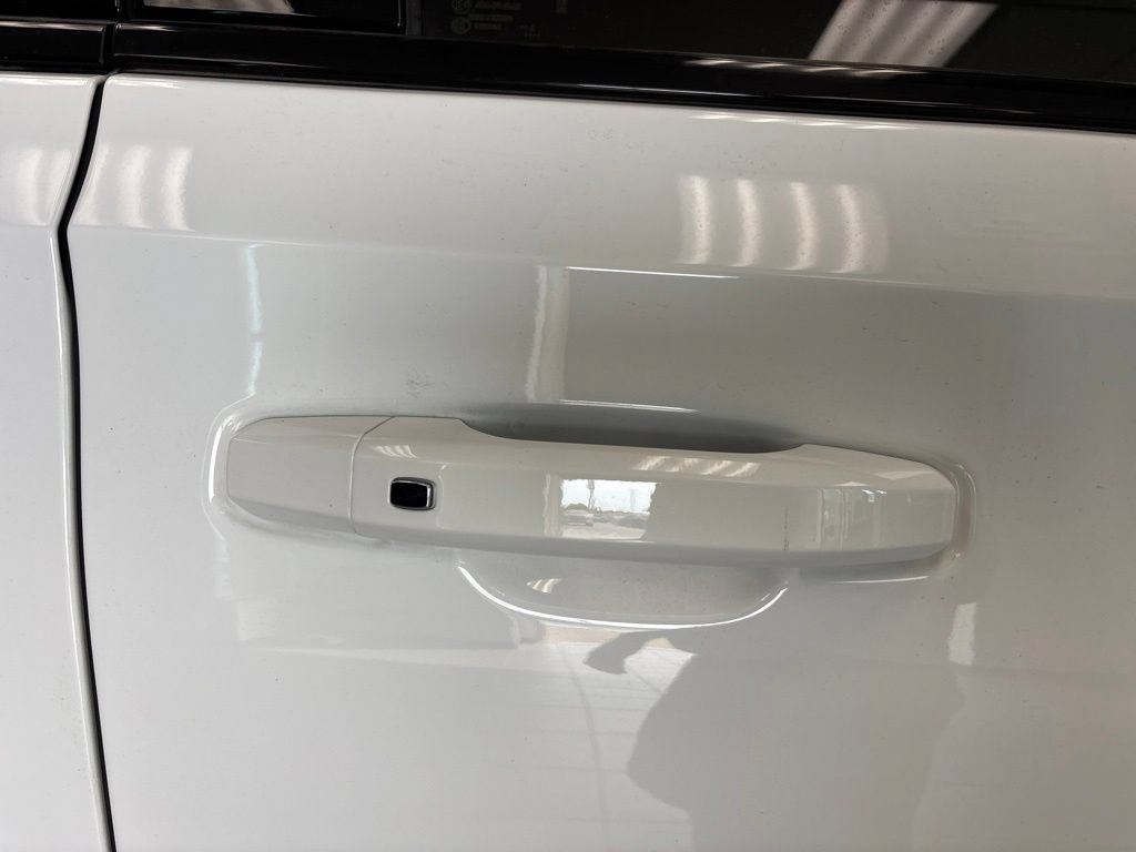 Used 2024 GMC Yukon AT4 w/ Technology Package AWD/4WD image 11