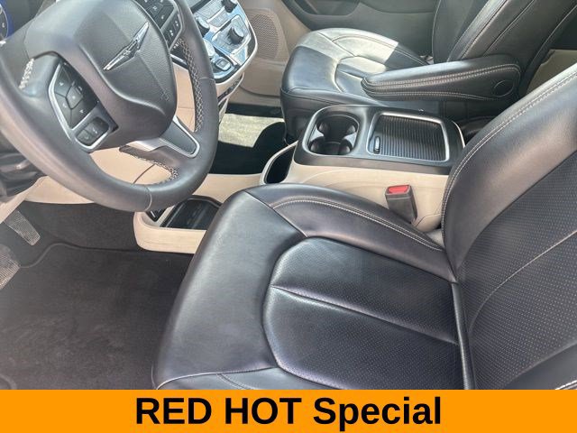 Used 2023 Chrysler Pacifica Touring-L FWD image 11