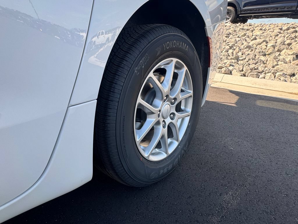 New 2027 Chrysler Pacifica Select FWD image 12