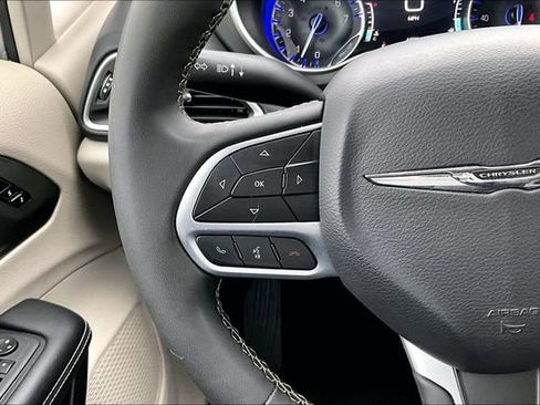 Used 2023 Chrysler Pacifica Touring-L image 11