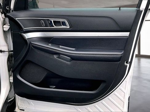 Used 2017 Ford Explorer XLT FWD image 24