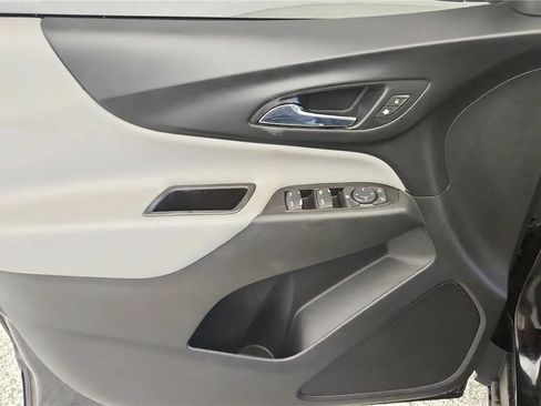 Used 2018 Chevrolet Equinox LS FWD image 32