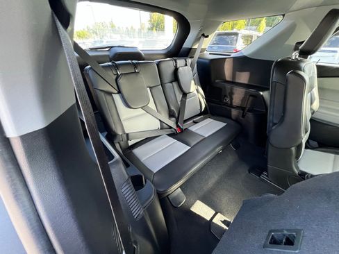 Used 2022 Ford Explorer XLT w/ Equipment Group 202A image 19