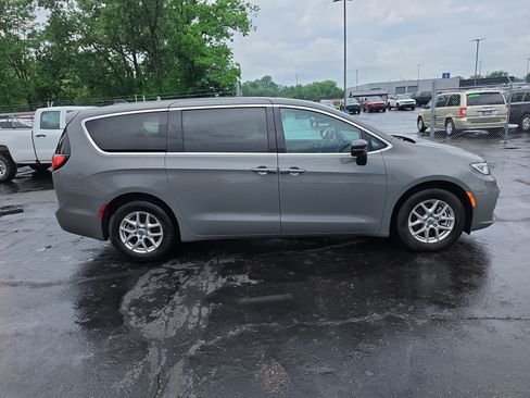 Used 2025 Chrysler Pacifica Select FWD image 2