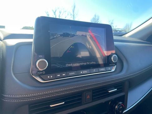 Used 2025 Nissan Rogue SV image 17