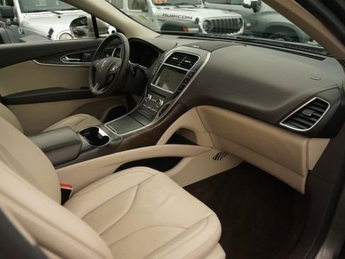 Used 2016 Lincoln MKX Reserve w/ Technology Package FWD image 18