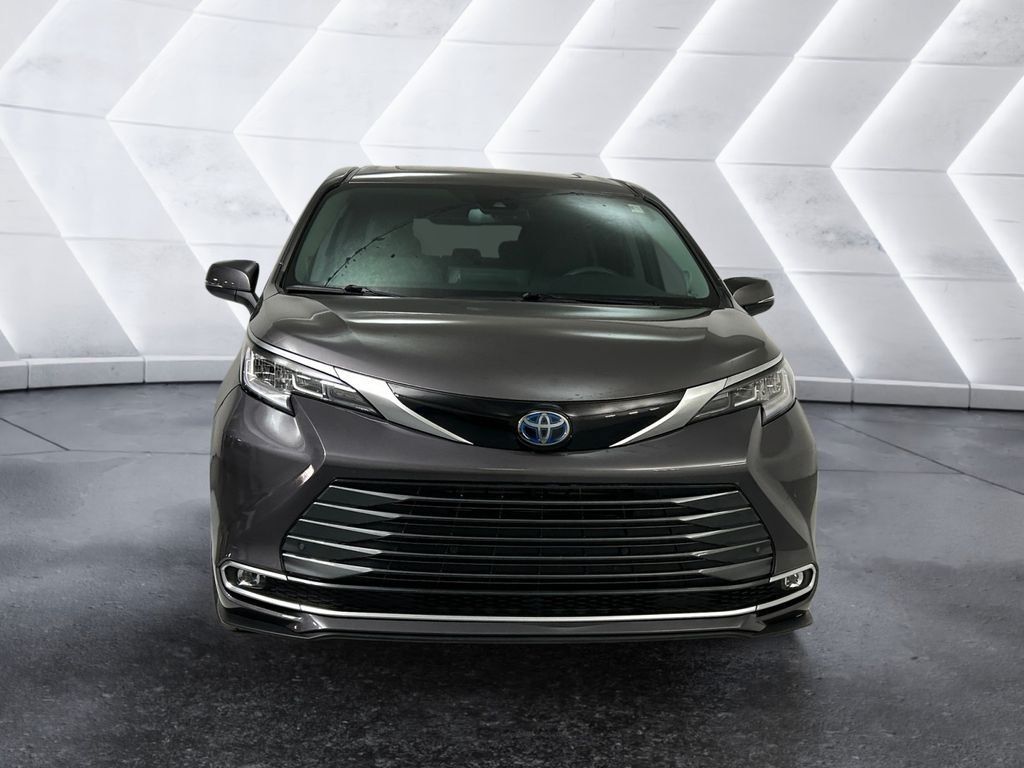Used 2023 Toyota Sienna Limited FWD image 2