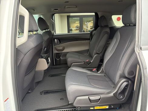 New 2026 Kia Carnival LX image 18