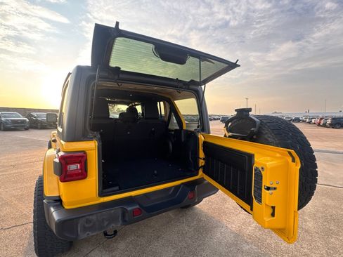 Used 2019 Jeep Wrangler Unlimited Sahara AWD/4WD image 32