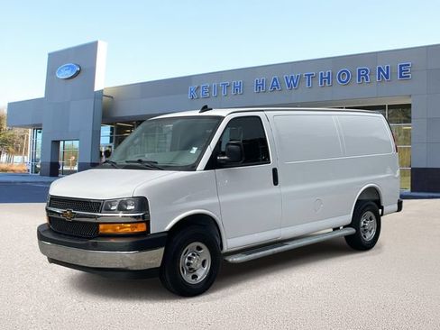 Used 2025 Chevrolet Express 2500 w/ Driver Convenience Package RWD image 3