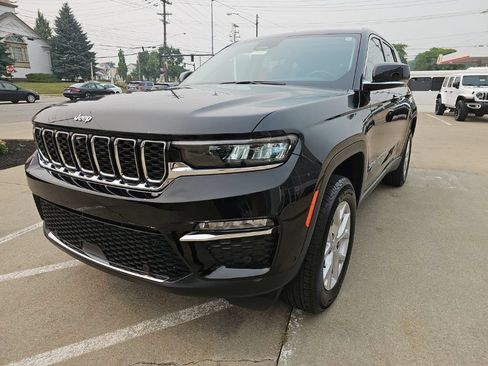Certified 2023 Jeep Grand Cherokee Limited w/ Luxury Tech Group II AWD/4WD image 8