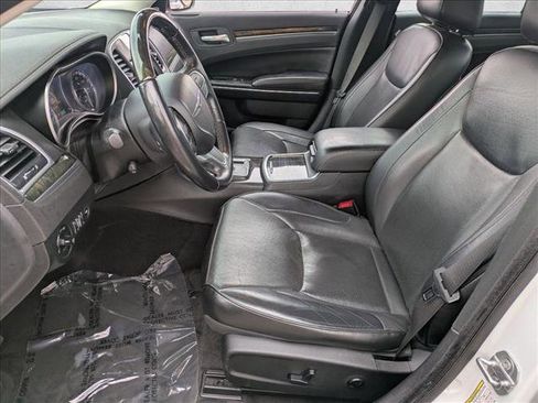 Used 2017 Chrysler 300 C image 16