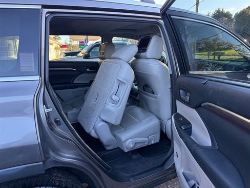 Used 2014 Toyota Highlander Limited image 16