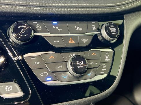 Used 2021 Chrysler Pacifica Touring-L w/ S Appearance Package image 27