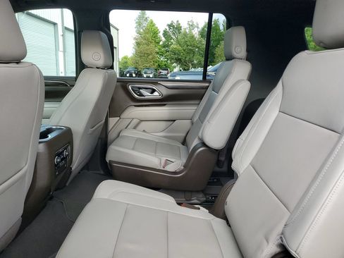 Used 2023 Chevrolet Suburban Z71 w/ Luxury Package AWD/4WD image 8