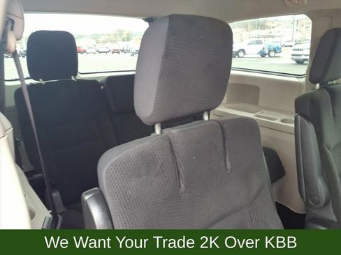Used 2018 Dodge Grand Caravan SE w/ UConnect Hands-Free Group image 18