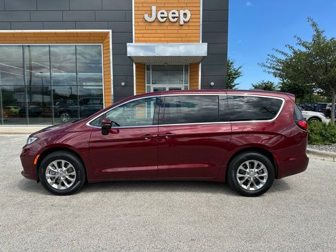 Used 2023 Chrysler Pacifica Touring-L AWD/4WD image 10