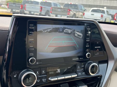 Used 2021 Toyota Highlander XLE AWD/4WD image 19