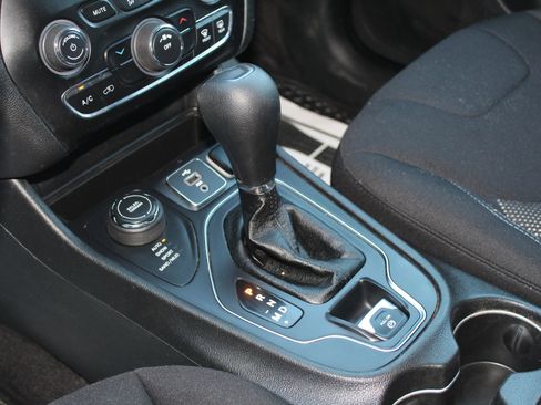 Used 2019 Jeep Cherokee Latitude w/ Cold Weather Group image 22