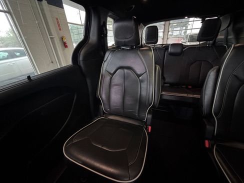 Used 2025 Chrysler Pacifica Limited FWD image 43