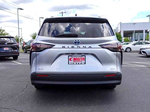 Used 2025 Toyota Sienna XLE FWD image 6