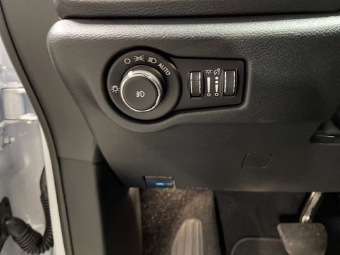 Used 2026 Chrysler Pacifica Limited FWD image 23