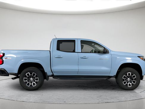 Used 2025 Chevrolet Colorado Z71 w/ Technology Package AWD/4WD image 2