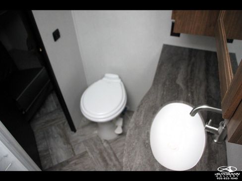 Used 2022 Ford E-450 and Econoline 450 Super Duty w/ Motorhome Prep Package image 31