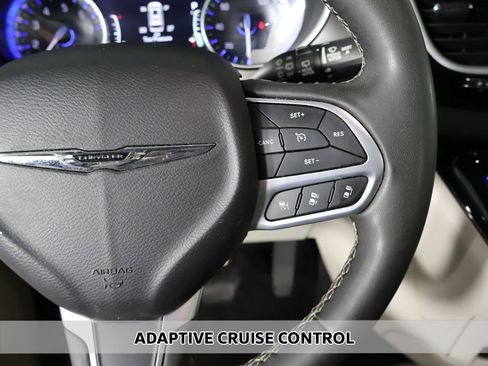 Used 2023 Chrysler Pacifica Touring-L FWD image 3