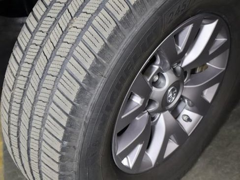 Used 2018 Toyota Tacoma SR5 RWD image 33