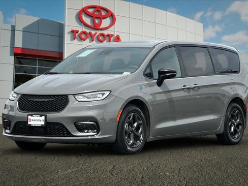 Used 2023 Chrysler Pacifica Limited w/ S Appearance Package FWD image 7