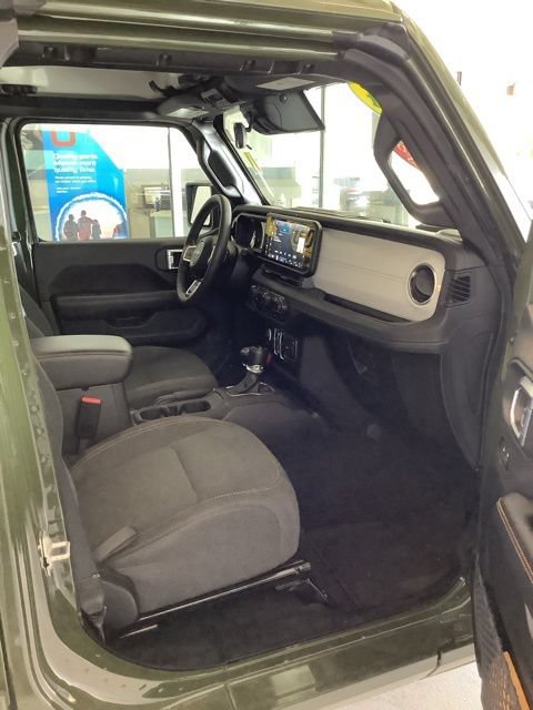 Used 2024 Jeep Wrangler Unlimited Sahara AWD/4WD image 15