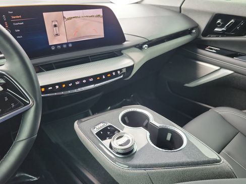 Used 2025 Cadillac Optiq Luxury 1 image 30