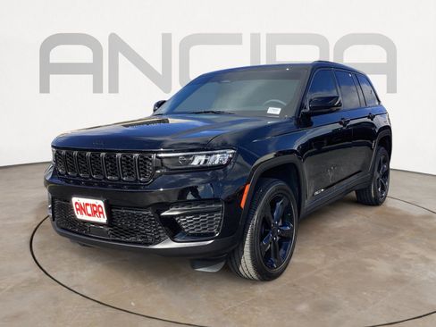 Used 2025 Jeep Grand Cherokee Altitude RWD image 9