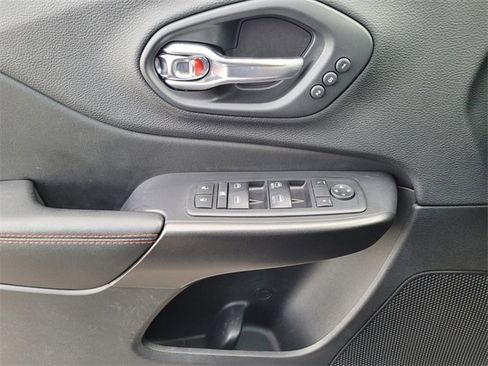 Used 2019 Jeep Cherokee Trailhawk image 33