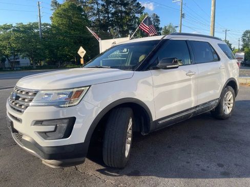 Used 2017 Ford Explorer XLT w/ Equipment Group 201A FWD image 4