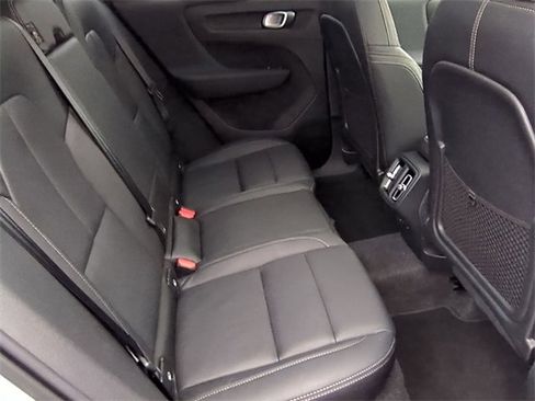 Used 2025 Volvo XC40 B5 Plus image 19