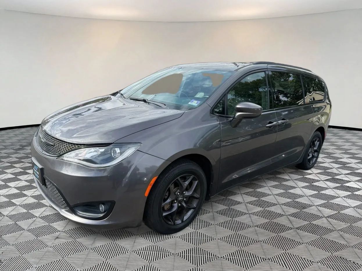 Used 2019 Chrysler Pacifica Touring-L w/ S Appearance Package FWD image 3