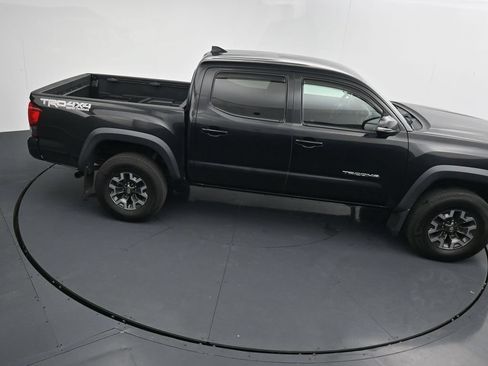 Used 2018 Toyota Tacoma TRD Off-Road w/ Technology Package AWD/4WD image 17