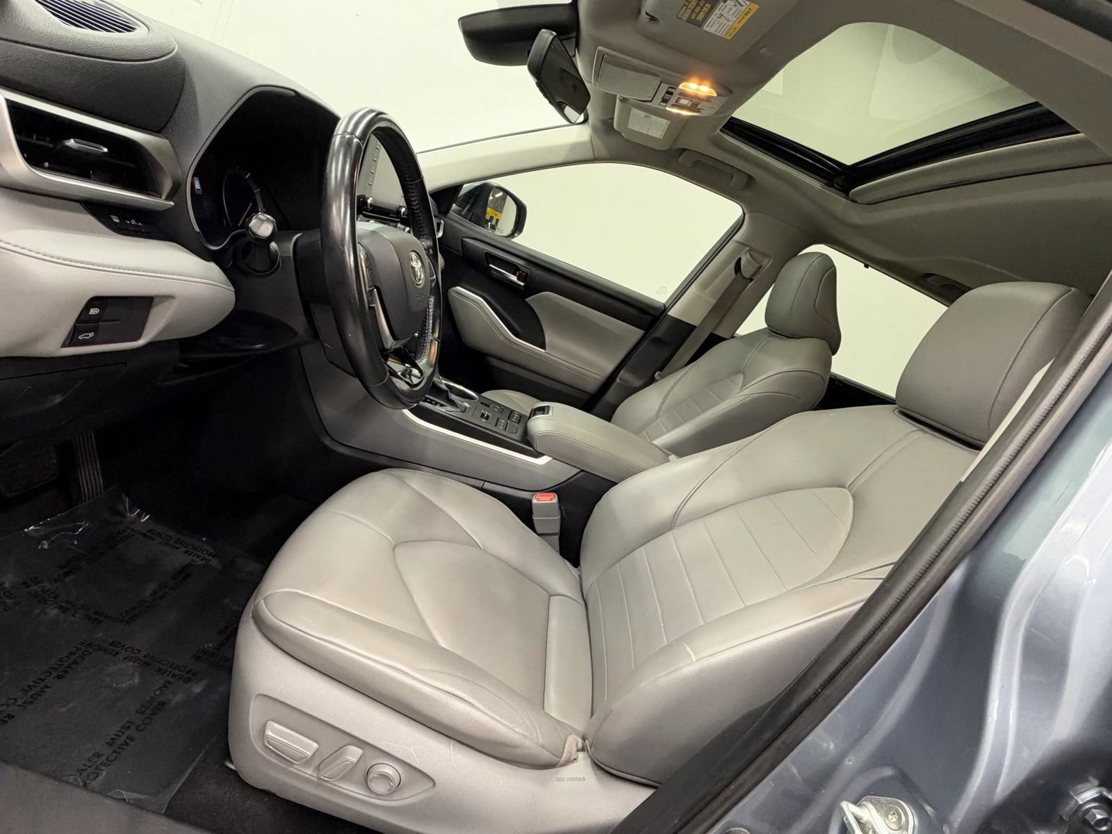 Used 2020 Toyota Highlander XLE AWD/4WD image 17