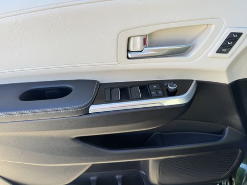 Used 2025 Toyota Sienna Platinum image 9