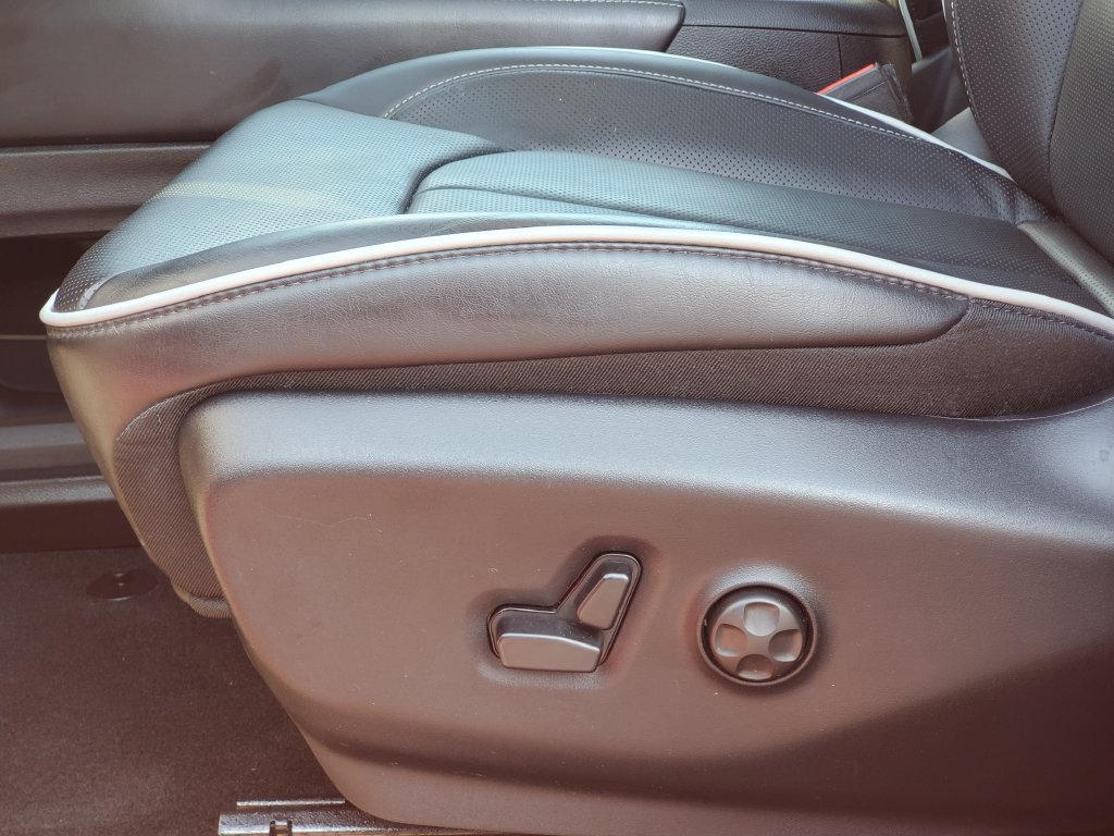 Used 2025 Chrysler Pacifica Limited AWD/4WD image 6