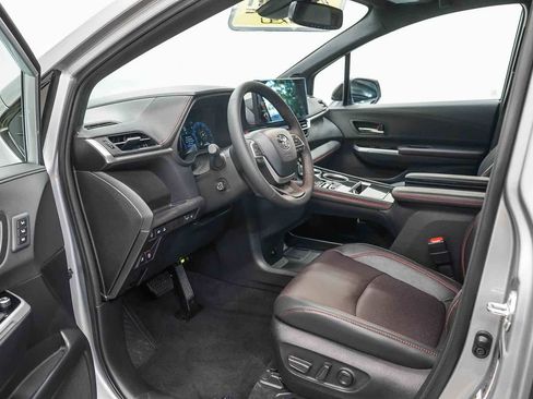 Used 2025 Toyota Sienna XSE w/ XSE Premium Package image 18