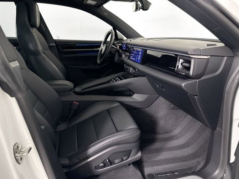 Certified 2025 Porsche Macan Electric image 29