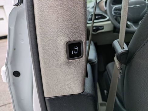 Used 2023 Chrysler Voyager LX FWD image 20
