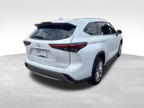 Used 2023 Toyota Highlander Platinum FWD image 5