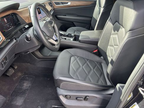 Used 2025 Volkswagen Atlas SE image 24