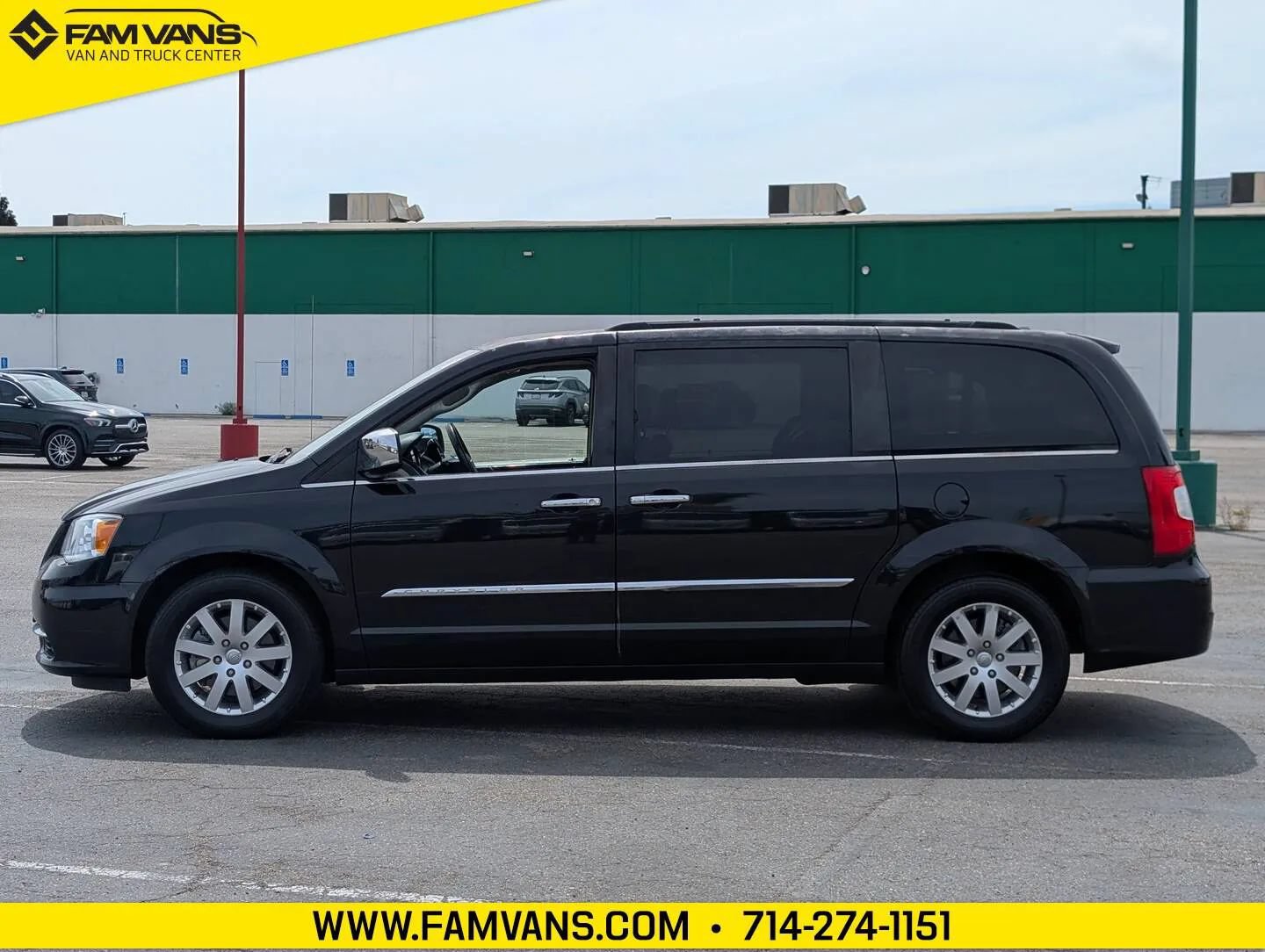Used 2012 Chrysler Town & Country Touring-L w/ Entertainment Group #2 FWD image 4