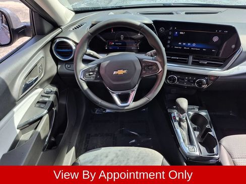 Used 2025 Chevrolet Trax LT w/ LT Convenience Package FWD image 23